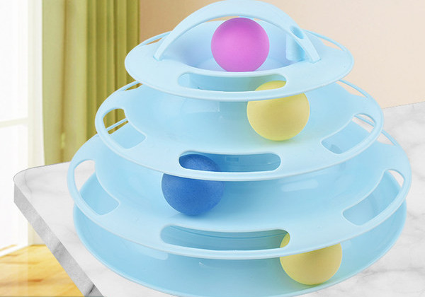 Ümmargune plastikust mänguasi kassipallidega