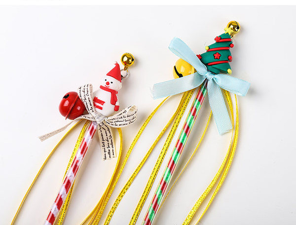 Πολύχρωμο παιχνίδι γάτας με κορδέλα και κουδούνι