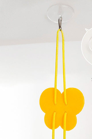 Värvilise ripatsiga kassimänguasi