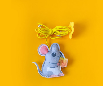 Värvilise ripatsiga kassimänguasi