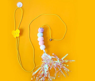 Värvilise ripatsiga kassimänguasi