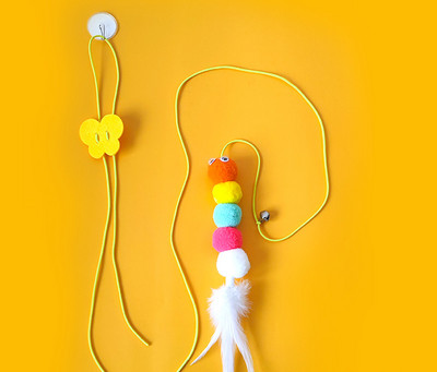 Värvilise ripatsiga kassimänguasi