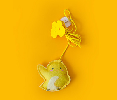 Värvilise ripatsiga kassimänguasi