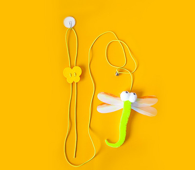 Värvilise ripatsiga kassimänguasi