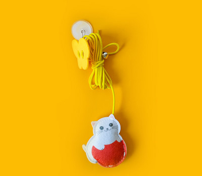 Värvilise ripatsiga kassimänguasi