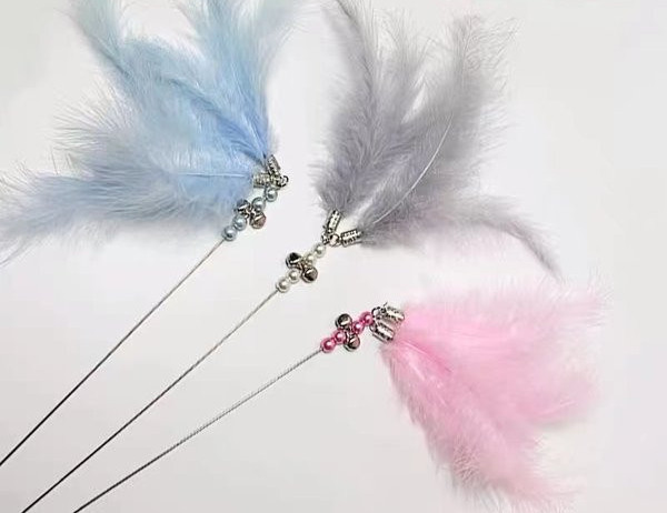 Παιχνίδι γάτας με ροζ φτερά