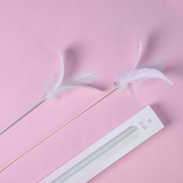 Mänguasi sulgedega kassidele