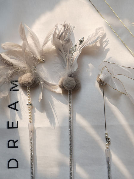 Kassi mänguasi sulgedega - 1 või 3 tükki