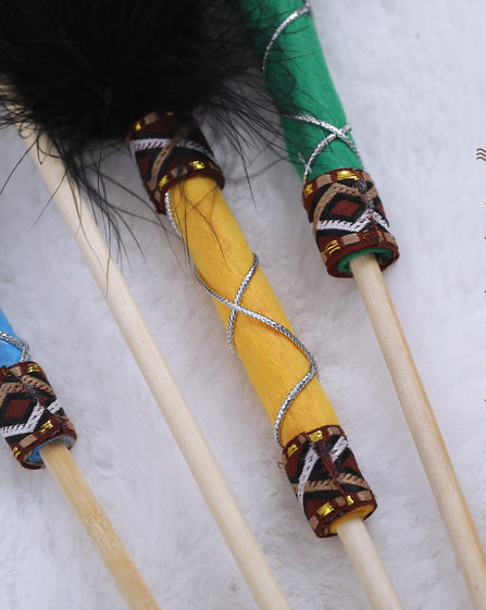 Drvena igračka s perjem za mačke tipa štap za pecanje