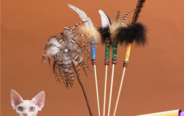 Drvena igračka s perjem za mačke tipa štap za pecanje