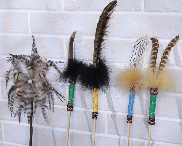 Drvena igračka s perjem za mačke tipa štap za pecanje