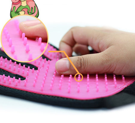 Mănușă textilă cu cauciuc pentru pieptănarea unei pisici