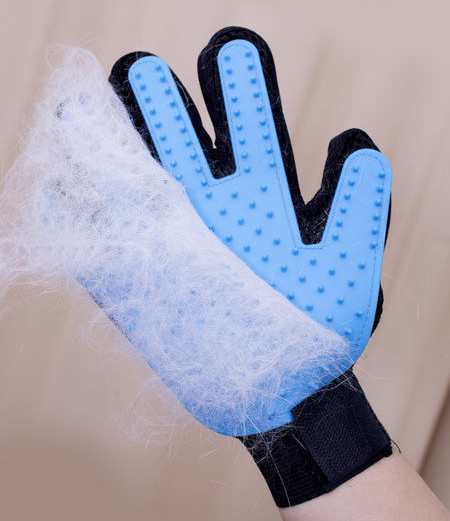 Mănușă textilă cu cauciuc pentru pieptănarea unei pisici