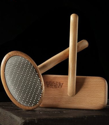 Pieptene din lemn pentru pieptănarea pisicilor