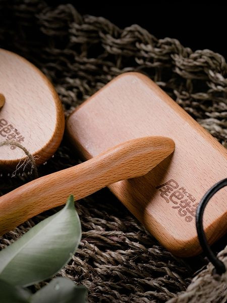 Pieptene din lemn pentru pieptănarea pisicilor