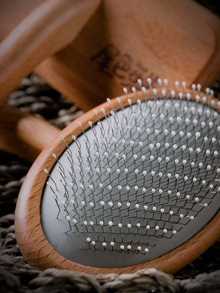 Pieptene din lemn pentru pieptănarea pisicilor