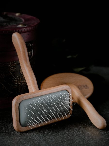 Pieptene din lemn pentru pieptănarea pisicilor