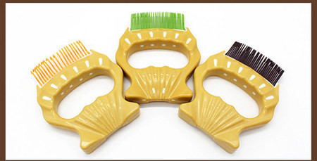 Pieptene pentru pisici cu maner in trei culori