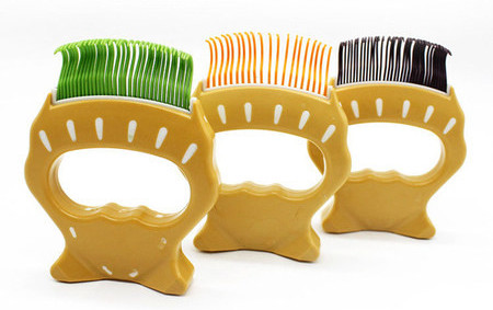 Pieptene pentru pisici cu maner in trei culori