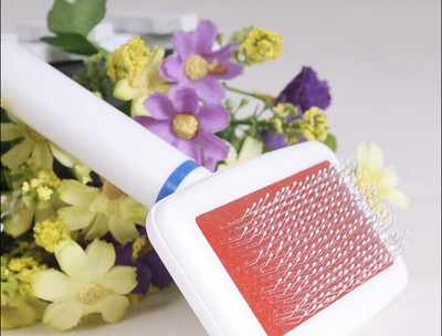 Perie de plastic sau mănușă de pisică pentru îndepărtarea părului