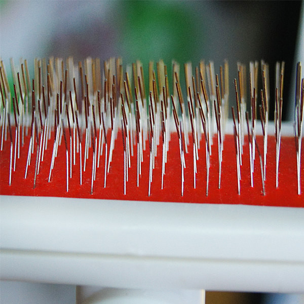 Perie de plastic sau mănușă de pisică pentru îndepărtarea părului