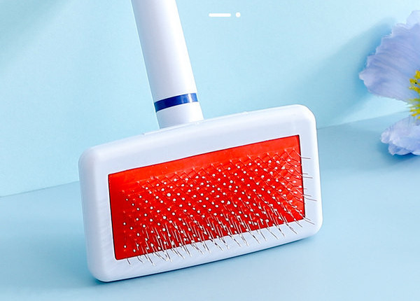 Pieptene pentru pieptănarea pisicilor