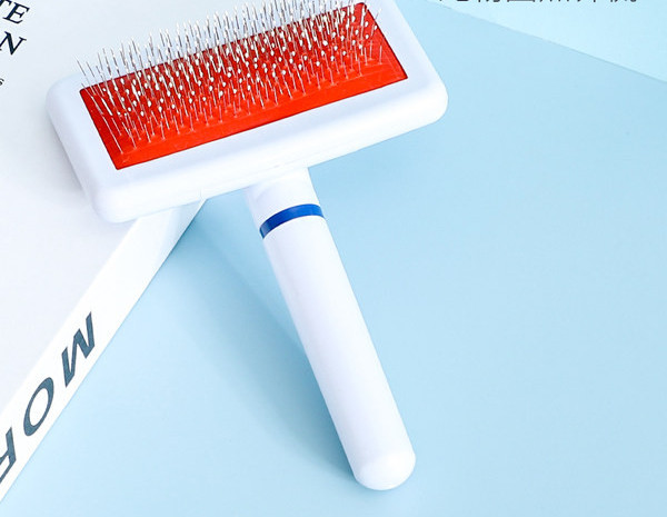 Pieptene pentru pieptănarea pisicilor