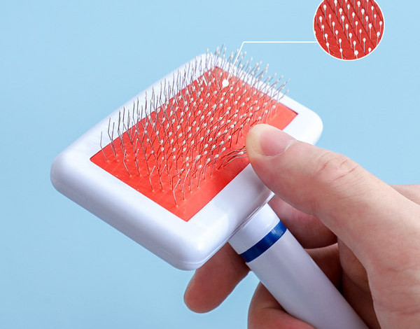 Pieptene pentru pieptănarea pisicilor