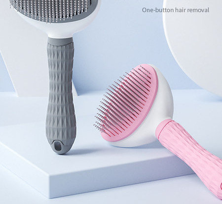 Kasside kammimise pintsel, millel on nööp karvade eemaldamiseks