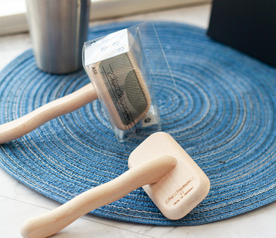 Puidust hari karvade eemaldamiseks – sobib kassidele