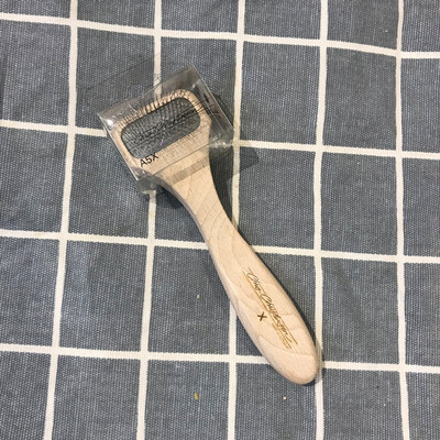 Puidust hari karvade eemaldamiseks – sobib kassidele