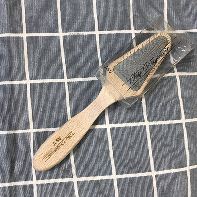 Puidust hari karvade eemaldamiseks – sobib kassidele