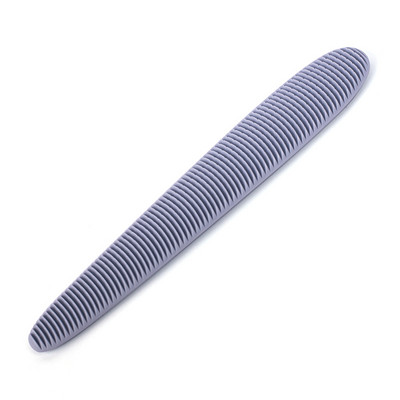 Spetsiaalne kassikamm kasside kammimiseks