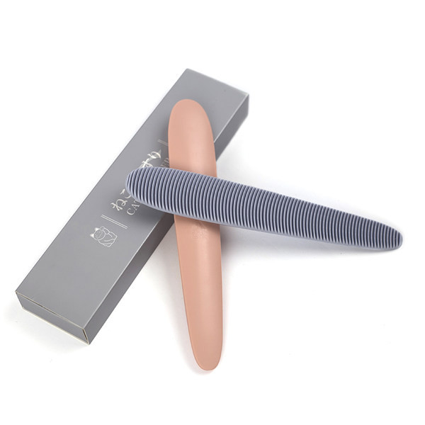 Spetsiaalne kassikamm kasside kammimiseks