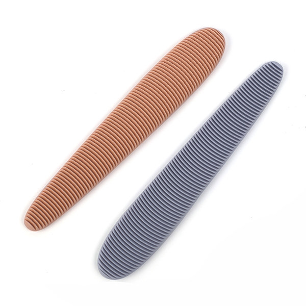 Spetsiaalne kassikamm kasside kammimiseks