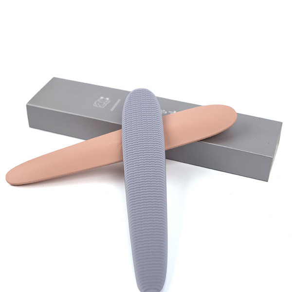 Spetsiaalne kassikamm kasside kammimiseks