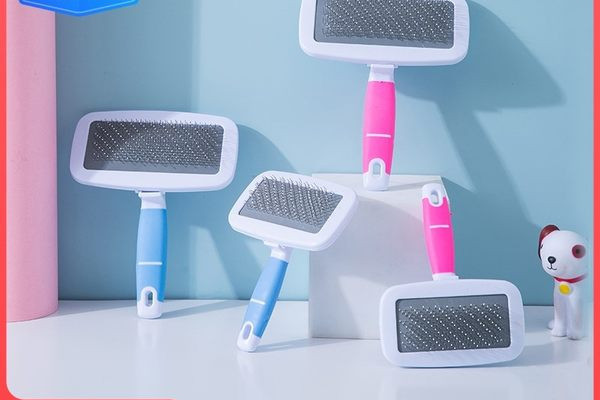 Plastična četka za češljanje mačaka - različiti modeli