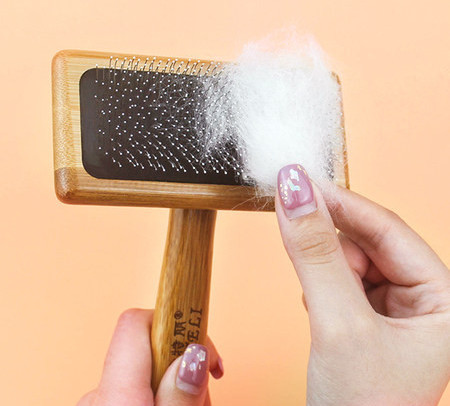 Perie din lemn pentru îndepărtarea părului în trei dimensiuni