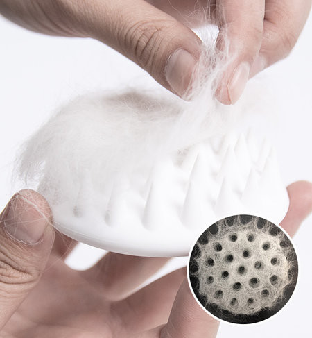 Pieptănați pentru a îndepărta părul de pisică în două culori