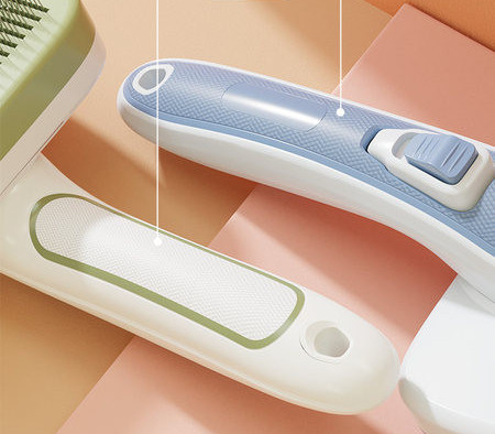 Perie pentru pieptănarea părului și un nasture pentru curățare ușoară