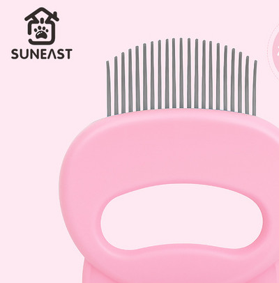 Pieptene de plastic pentru o pisică
