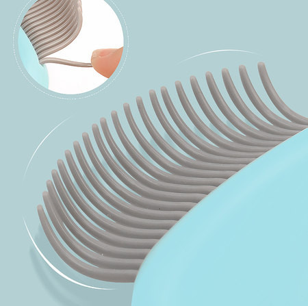 Pieptene de plastic pentru o pisică