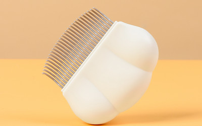 Pieptene pentru o pisică cu păr lung