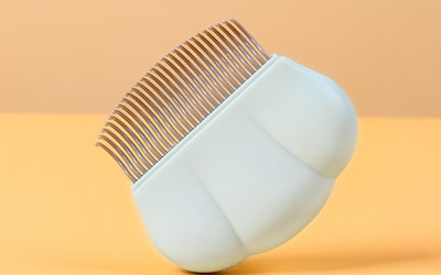 Pieptene pentru o pisică cu păr lung