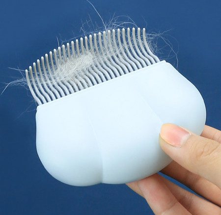 Pieptene pentru o pisică cu păr lung