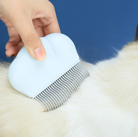 Pieptene pentru o pisică cu păr lung