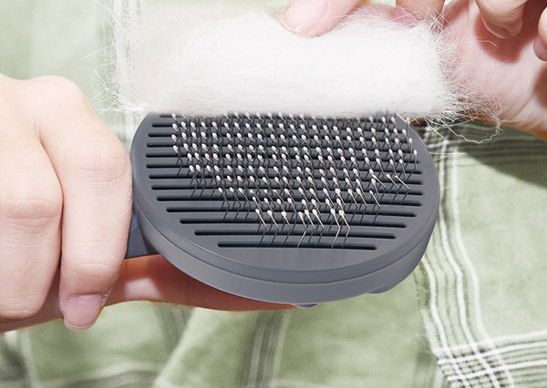 Perie pentru animale de companie cu buton pentru curatare usoara