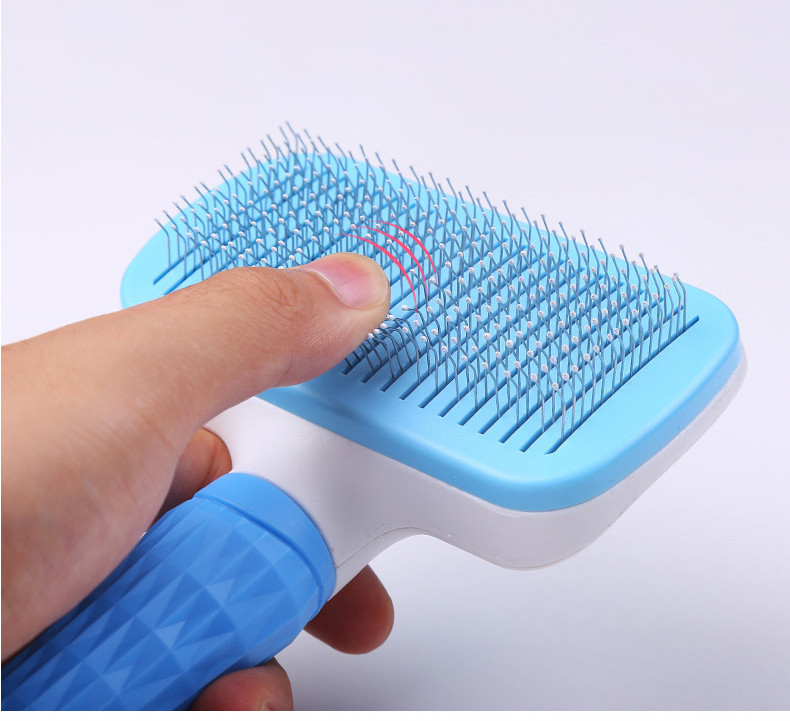 Perie de par cu buton de indepartare pentru pisici