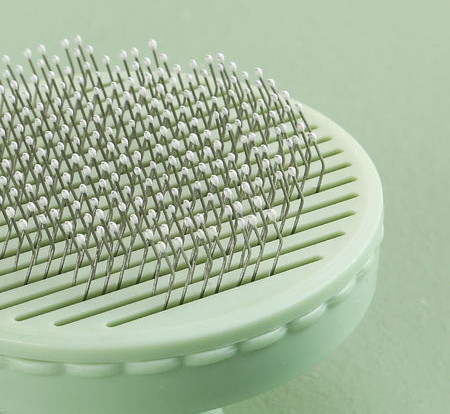 Pieptene rotund cu nasture pisica