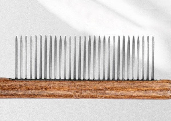 Pieptene din lemn cu freze metalice pentru pisici